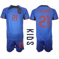 Camiseta Países Bajos Frenkie de Jong #21 Segunda Equipación Replica Mundial 2022 para niños mangas cortas (+ Pantalones cortos)